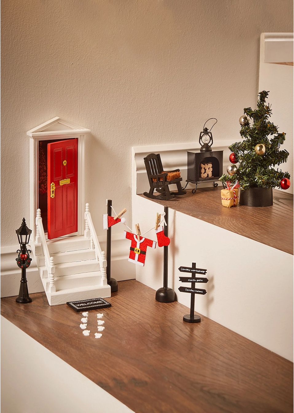 Украса с миниатюрна врата на елф с аксесоари-Червено/Черно/Тъмно зелено-bpc living